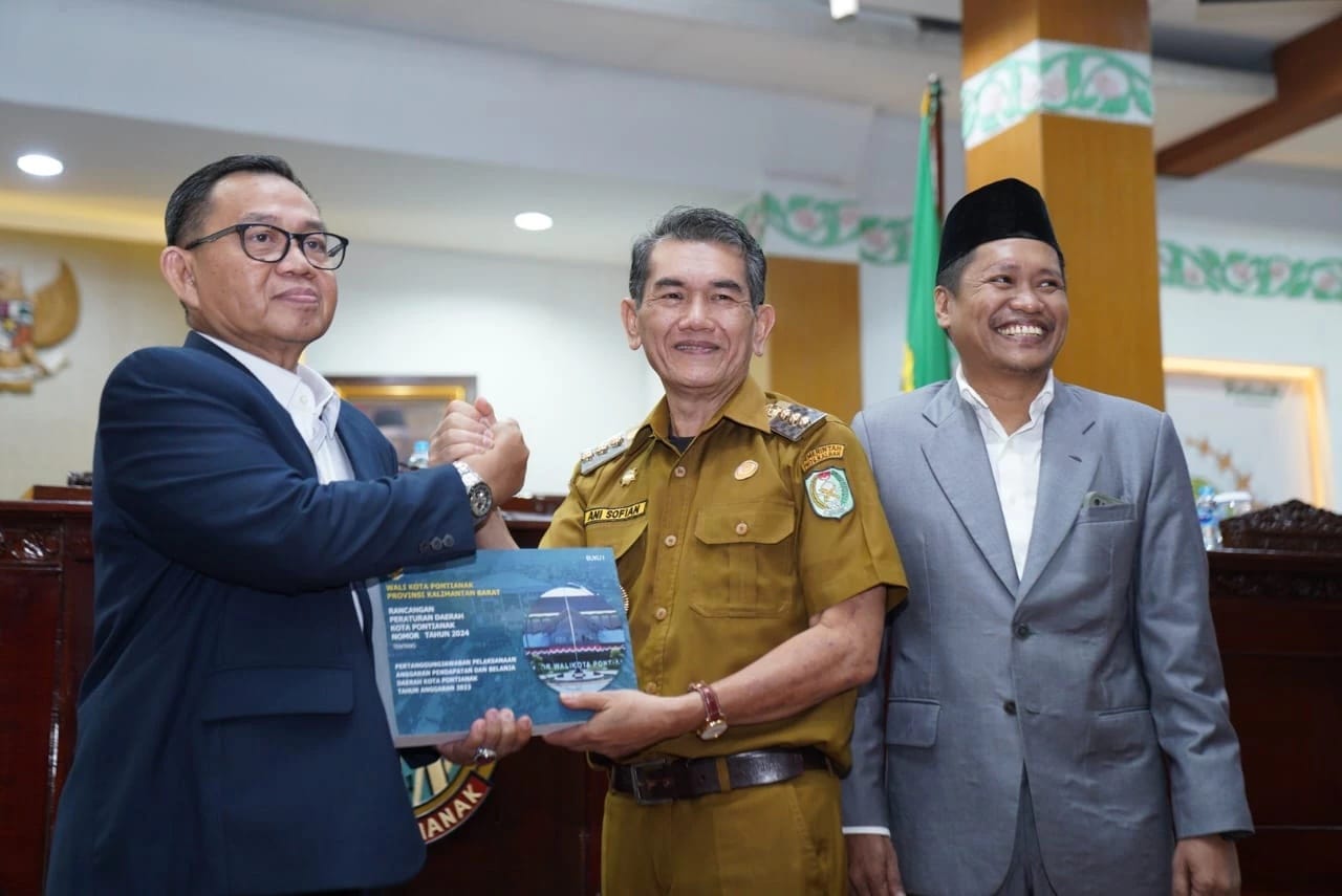 Pj Wali kota Pontianak Ani Sofian menyerahkan laporan pertanggungjawaban pelaksanaann APBD TA 2023 Pontianak kepada Ketua DPRD Kota Pontianak saat rapat paripurna, Senin (22/7)