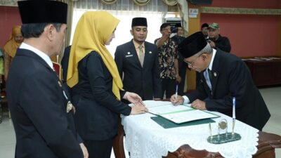 Pj Wali Kota Pontianak Ani Sofian memberikan pesan khusus kepada Amirullah yang dilantik sebagai Sekda Kota Pontianak pada Kamis (1/8). Pesan khusus juga kepada tiga kepala OPD yang juga turut dilantik. Foto: egi