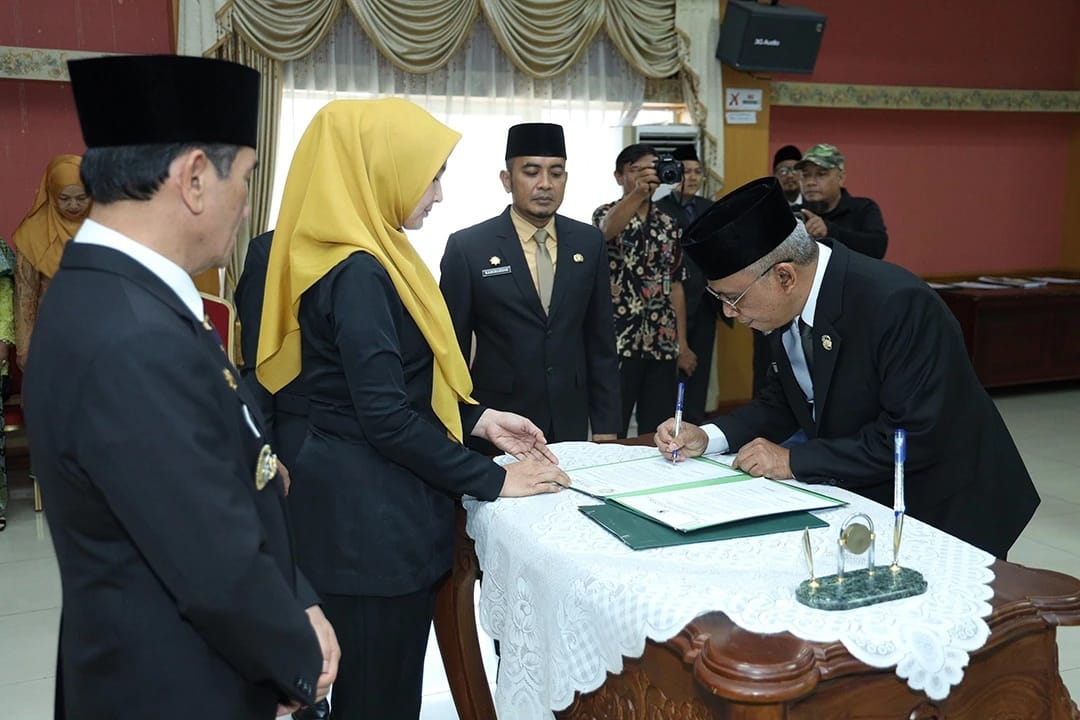 Pj Wali Kota Pontianak Ani Sofian memberikan pesan khusus kepada Amirullah yang dilantik sebagai Sekda Kota Pontianak pada Kamis (1/8). Pesan khusus juga kepada tiga kepala OPD yang juga turut dilantik. Foto: egi