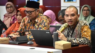 Spesialis Koordinasi dan Supervisi KPK RI Wilayah 3, Alfi Rahman Waluyo saat membeberkan tentang 8 Area MCP Kubu Raya di Kantor Bupati Kubu Raya pada Kamis (1/8). Foto: tmB