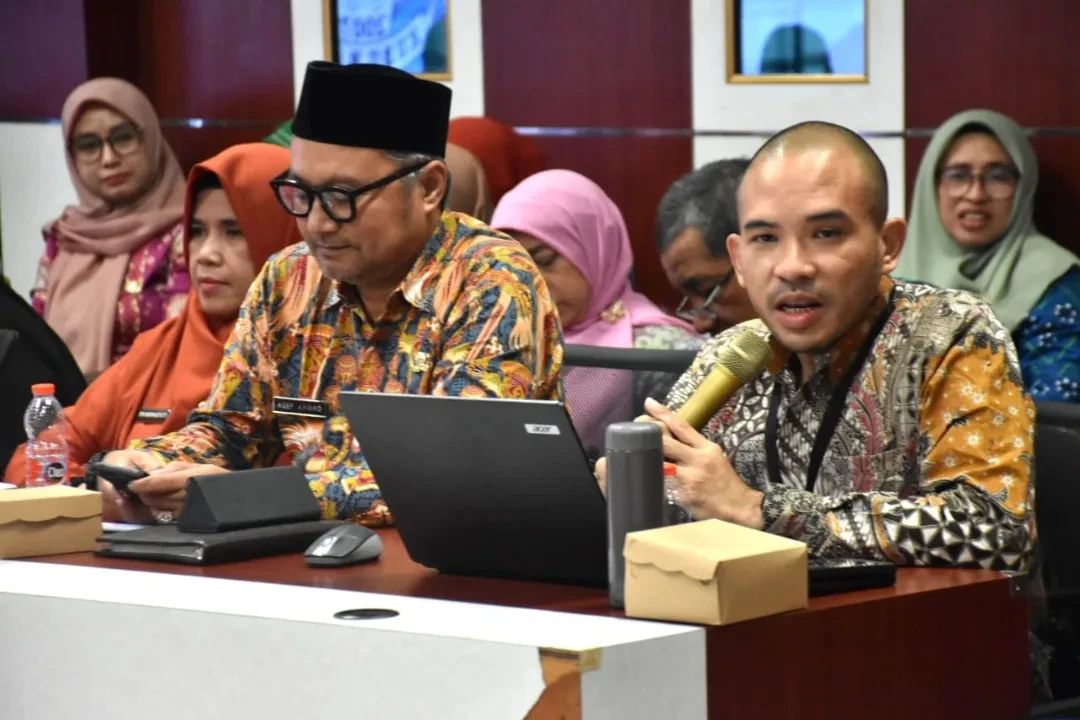 Spesialis Koordinasi dan Supervisi KPK RI Wilayah 3, Alfi Rahman Waluyo saat membeberkan tentang 8 Area MCP Kubu Raya di Kantor Bupati Kubu Raya pada Kamis (1/8). Foto: tmB