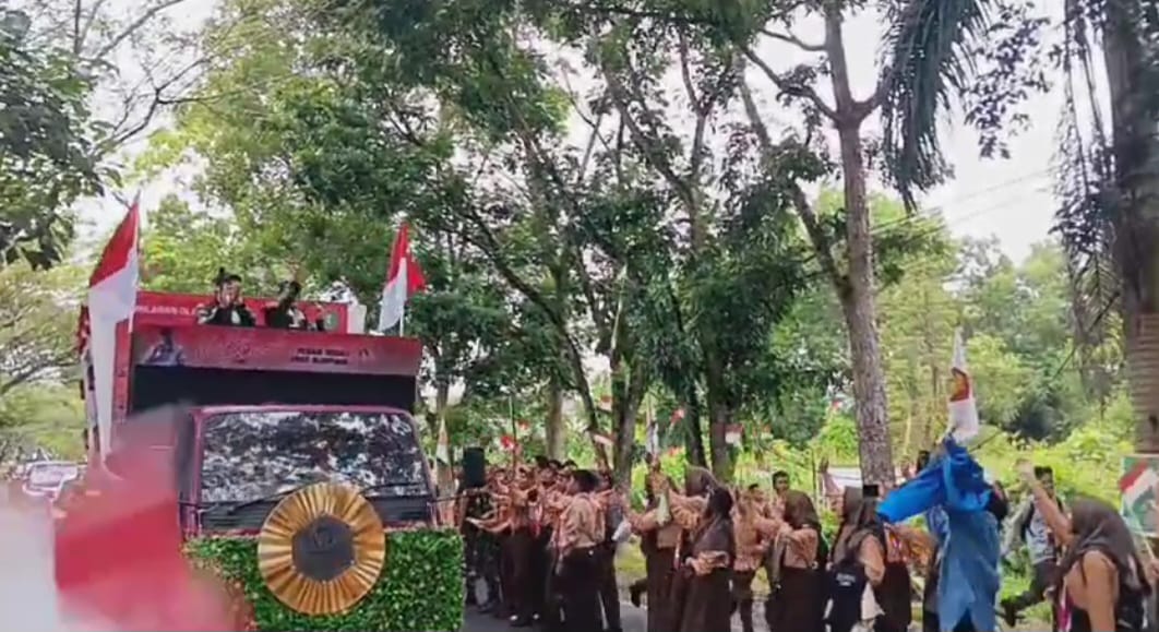 Ratusan pelajar tumpah ruah sambut kedatangan Vedrriq Leonardo, Rabu (21/8). Kepulangan Vedrriq ke tanah air Kalimantan Barat memang telah dinantikan masyarakat. Setelah namanya menjadi sorotan publik karena meraih medali emas di laga Olimpiade Paris 2024.Foto: dian