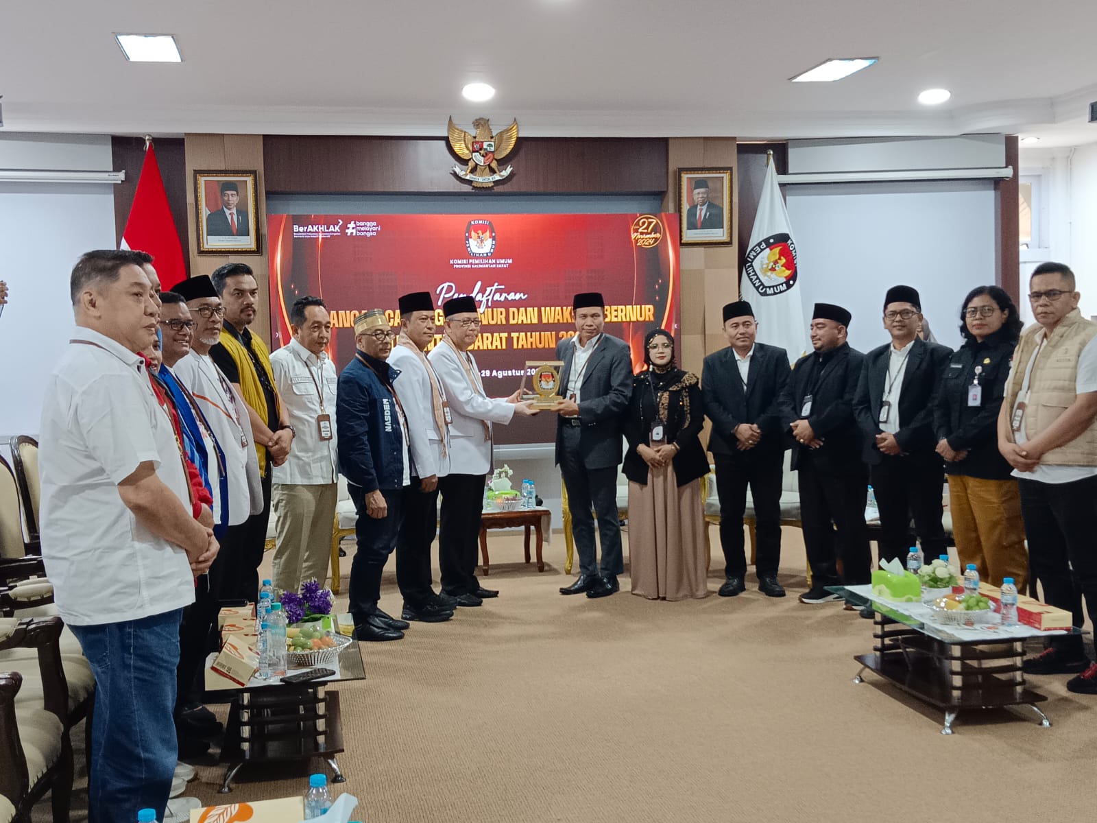Ketua DPW Partai Nasdem Kalbar Sy Abdullah Alkadrie mewakili pasangan Sutarmidji - Didi Haryono yang maju di Pilgub Kalbar 2024 menyerahkan berkas pendaftaran kepada Ketua KPU Kalbar Syarifuddin Budi. Foto: rob