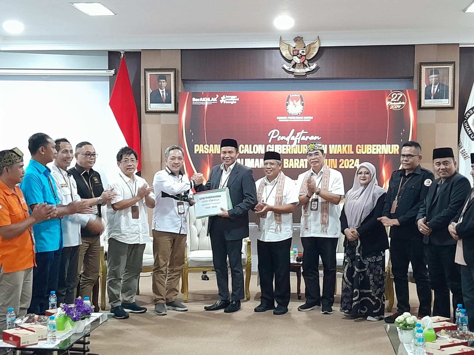 Pasangan Muda Mahendrawan - Jakius Sinyor yang maju di Pilgub Kalbar 2024 saat menyerahkan berkas pendaftaran kepada Ketua KPU Kalbar, Kamis (29/8). Foto: egi