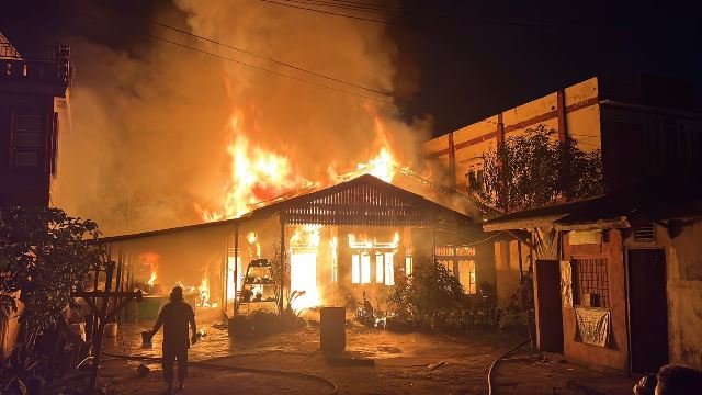 Warga Desa Arang Limbung heboh begitu mengetahui terjadi kebakaran di sebuah rumah milik nenek Latifah (80), tepat di seberang Kantor Camat Sui Raya Jalan Adi Sucipto, Minggu (25/8) malam. Foto: tmB