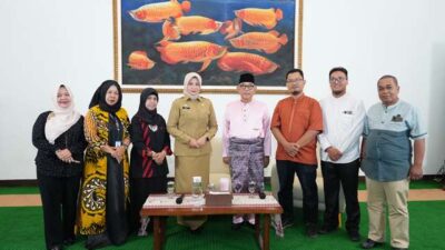 Pengurus Majelis Adat Budaya Melayu Kalbar saat bertemu dengan Kepala Disporapar Kalbar terkait agenda menyelenggarakan Festival Budaya Melayu XIII pada 19 - 21 Oktober 2024 mendatang. Foto: tmB