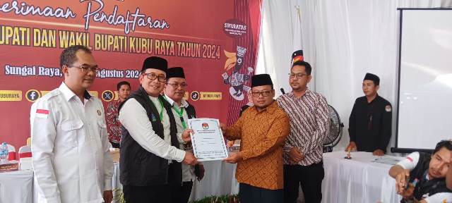 Pasangan calon bupati dan wakil bupati Sujiwo - Sukiryanto (Jikir) telah resmi mendaftar ke KPU Kubu Raya untuk maju dalam kontestasi Pilkada Kubu Raya 2024, Rabu (28/8). Foto: ian