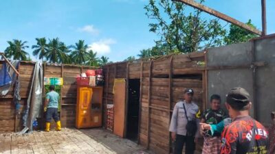 Rumah warga di Desa Pal IX Kecamatan Sui Kakap mengalami rusak barat lantaran diterjang angin puting beliung pada pada Kamis (8/8) sekitar pukul 21.30 wib. Foto: tmB