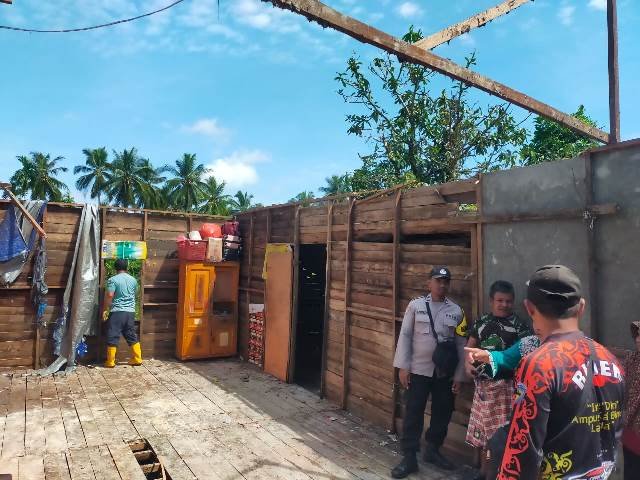 Rumah warga di Desa Pal IX Kecamatan Sui Kakap mengalami rusak barat lantaran diterjang angin puting beliung pada pada Kamis (8/8) sekitar pukul 21.30 wib. Foto: tmB