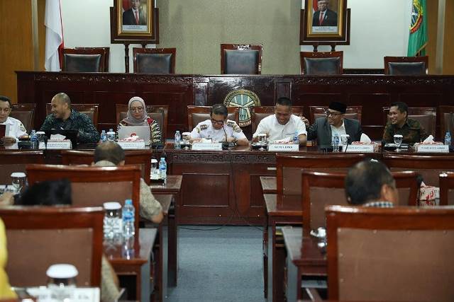 Pj Wali kota Pontianak Ani Sofian saat Rapat Koordinasi bersama anggota DPRD dan calon anggota DPRD terpilih hasil pemilu tahun 2024, di DPRD Kota Pontianak, Rabu (31/7). Kesempatan itu juga dibahas tentang pemberantasan korupsi.