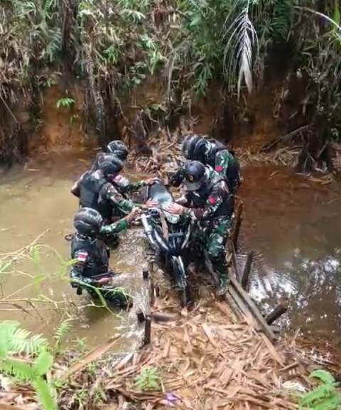 Setelah digagalkannnya sabu 8,4 kg di jalur tikus Sui Tekam, Ketungau Hulu di Kabupaten Sintang perbatasan RI - Malaysia pada Minggu (11/8), Satgas Pamtas Yonzipur 5/ABW kembali menggagalkan penyelundupan sabu pada esok harinya, Senin (12/8) pagi.