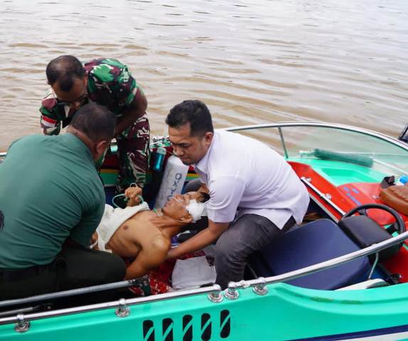 Personel TNI dari Kodim 1205/Sintang membantu evakuasi korban kecelakaan yang dibawa melalui jalur Sui Kapuas menggunakan speedboat pada Rabu (7/8). Foto: ist/tmB