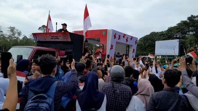 Ribuan masyarakat Kalbar tumpah ruah di jalan untuk menyambut kedatangan pahlawan olahraga Indonesia, sang peraih medali emas di Olimpiade Paris 2024, Veddriq Leonardo, Rabu (21/8). Foto: egi