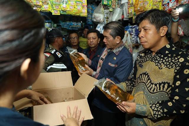 Saat meninjau Pasar Puring di Siantan pada Kamis (1/8), Pj Wali kota Pontianak Ani Sofian memastikan stok dan harga pangan di Pontianak masih stabil