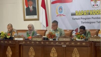 Spesialis Koordinasi dan Supervisi KPK RI Wilayah 3, Alfi Rahman Waluyo dan Irawati saat rapat koordinasi dengan anggota DPRD Kubu Raya yang masih menjabat maupun terpilih hasil Pileg 2024 tentang pencegahan korupsi pada Kamis (1/8). Foto: rob