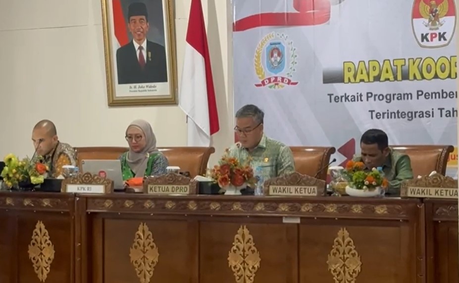 Spesialis Koordinasi dan Supervisi KPK RI Wilayah 3, Alfi Rahman Waluyo dan Irawati saat rapat koordinasi dengan anggota DPRD Kubu Raya yang masih menjabat maupun terpilih hasil Pileg 2024 tentang pencegahan korupsi pada Kamis (1/8). Foto: rob