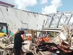 Eksavator Dikerahkan, Korban Reruntuhan Bangunan Ditemukan Meninggal