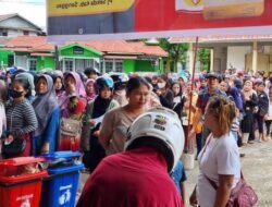 Warga Serbu Operasi Pasar Murah di Sanggau Rp70 Ribu per Paket