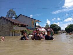 Banjir Menyuke, Warga Dievakuasi Gunakan Tandu