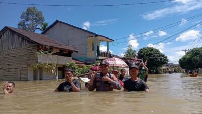 Banjir Menyuke, Warga Dievakuasi Gunakan Tandu