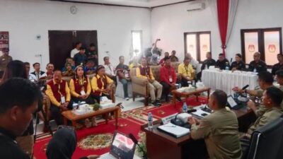 Delapan partai politk yang tergabung dalam Koalisi Sanggau Bersatu mendampingi pasangan calon bupati dan wakil bupati Yohanes Ontot - Susana Herpas mendaftar ke KPU Sanggau untuk maju di Pilkada Sanggau 2024, Rabu (28/8). Foto: pek