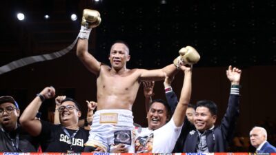 GOR Terpadu A Yani Pontianak langsung bergemuruh tatkala Daud Yordan berhasil memukul KO petinju Argentina Hernan Leandro Carrizo di ronde ke-9 memperebutkan gelar IBA World Super Lightweight Championship, Sabtu (7/9). Foto: tmB