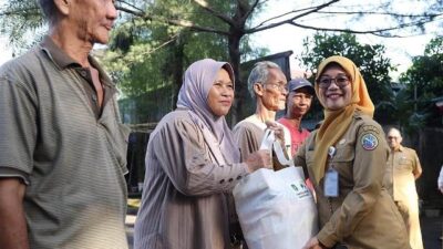 Kepala Dinas Sosial Kota Pontianak Trisnawati saat menyerahkan bantuan sosial berupa sembako kepada warga miskin di Pontianak. Foto: tmB/egi