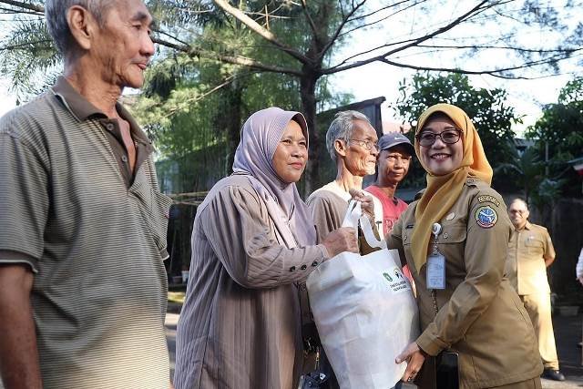 Kepala Dinas Sosial Kota Pontianak Trisnawati saat menyerahkan bantuan sosial berupa sembako kepada warga miskin di Pontianak. Foto: tmB/egi