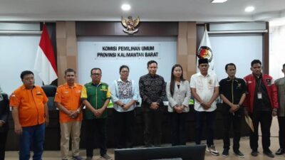 KPU Provinsi Kalbar menyatakan administrasi tiga pasangan bakal calon gubernur dan wakil gubernur yang akan bertarung di Pilgub Kalbar telah memenuhi syarat. Hasil berkas penelitian ini diserahkan oleh ketiga paslon, Jumat (13/9). Foto: egi