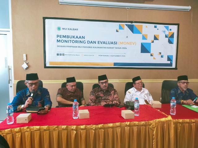 Majelis Ulama Indonesia (MUI) Kalbar melakukan monitoring dan evaluasi (Monev) terhadap berbagai program kerja, Rabu (4/9). Monev juga dihadiri oleh perwakilan MUI Pusat Lukman Hakim, Ketua MUI Kalbar Basri Har serta seluruh anggota MUI Kalbar beserta komisi-komisinya. Foto: ros