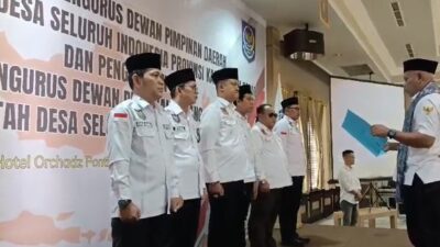 Wakil Ketua DPP APDESI saat melantik Plt Pengurus DPD APDESI Kalbar, Rabu (18/9). Foto: rob