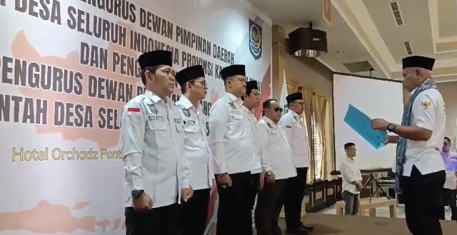 Wakil Ketua DPP APDESI saat melantik Plt Pengurus DPD APDESI Kalbar, Rabu (18/9). Foto: rob
