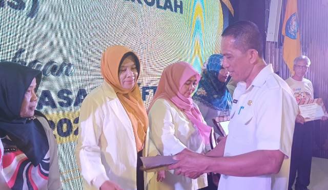 Plt Kepala Dinas Pendidikan dan Kebudayaan Kubu Raya, Arianto saat memberikan penghargaan saat pencanangan Gerakan Seniman Masuk Sekolah dan pembukaan Festival Tunas Bahasa Ibu di Kubu Raya, Rabu (4/9). Foto: dian