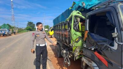 Adu Banteng Mobil Boks vs Dum Truk, Satu Orang Kritis