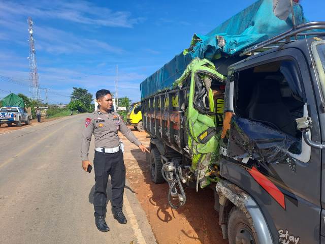 Adu Banteng Mobil Boks vs Dum Truk, Satu Orang Kritis