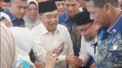 Ketua Umum Dewan Masjid Indonesia (DMI) Jusuf Kalla mengharapkan umat muslim di Kalbar senantiasa memakmurkan masjid. Hal itu disampaikan saat silahturahmi dengan pengurus DMI, pengurus masjid dan Ormas Islam di Aula Universitas Muhammadiyah Pontianak, Jumat (13/9). Foto: dian