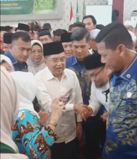 Ketua Umum Dewan Masjid Indonesia (DMI) Jusuf Kalla mengharapkan umat muslim di Kalbar senantiasa memakmurkan masjid. Hal itu disampaikan saat silahturahmi dengan pengurus DMI, pengurus masjid dan Ormas Islam di Aula Universitas Muhammadiyah Pontianak, Jumat (13/9). Foto: dian