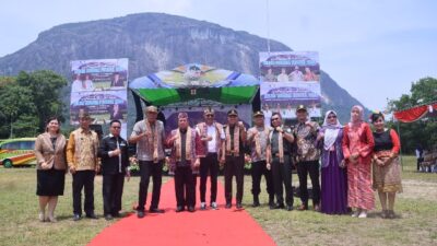 Kelam Tourism Festival 2024 yang mulai digelar Selasa (17/9) dibuka Staf Ahli Gubernur bidang Perekonomian dan Pembangunan Pemprov Kalbar, Christianus Lumano di Desa Merpak, Kecamatan Kelam Permai ditandai dengan menabuh alat musik tradisional. Foto: tmB