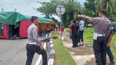 Hindari Motor, Mobil Tanki Avtur Milik Pertamina Terguling