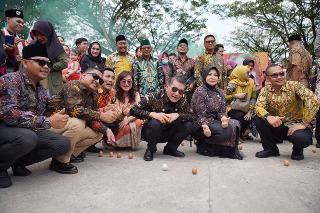 Pj Wali kota Pontianak Ani Sofian bersama Kepala Disporapar Kalbar Windy Prihastari bersama masyarakat saat melakukan ritual dirikan telur tepat momen titik kulminasi matahari di Tugu Khatulistiwa, Sabtu (21/9). Foto: egi