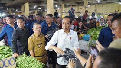 Presiden RI, Joko Widodo (Jokowi) ke Pasar Mawar Pontianak telah ditunggu masyarakat sejak pukul 06.00 WIB, Selasa (24/9). Tiba di Pasar Mawar Jalan HOS Cokroaminoto sekira pukul 07.30 WIB, Jokowi disambut Penjabat (Pj) Wali Kota Pontianak Ani Sofian. Foto: egi