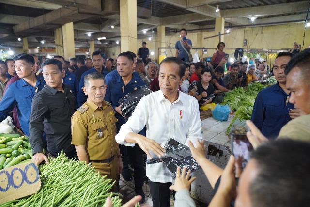 Presiden RI, Joko Widodo (Jokowi) ke Pasar Mawar Pontianak telah ditunggu masyarakat sejak pukul 06.00 WIB, Selasa (24/9). Tiba di Pasar Mawar Jalan HOS Cokroaminoto sekira pukul 07.30 WIB, Jokowi disambut Penjabat (Pj) Wali Kota Pontianak Ani Sofian. Foto: egi