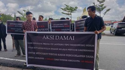 Pendemo yang tergabung dalam Aliansi Solidaritas Peduli Credit Union (CU) Lantang Tipo mendesak Polda Kalbar mengusut tuntas dugaan penggelapan premi asuransi anggota dan dugaan penggelapan titipan dana, Jumat (27/9). Foto: egi