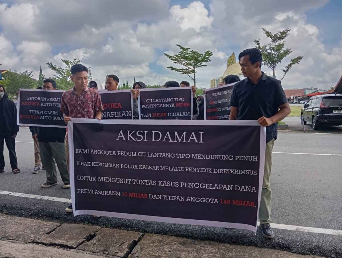 Pendemo yang tergabung dalam Aliansi Solidaritas Peduli Credit Union (CU) Lantang Tipo mendesak Polda Kalbar mengusut tuntas dugaan penggelapan premi asuransi anggota dan dugaan penggelapan titipan dana, Jumat (27/9). Foto: egi