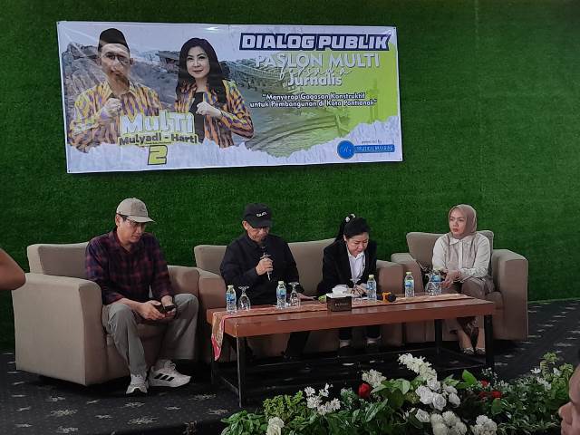 Pasangan calon Wali Kota dan Wakil Wali Kota Pontianak, Mulyadi dan Harti Hartidjah saat dialog publik bersama jurnalis membeberkan program unggulannya diantaranya memberikan solusi banjir dan kemacetan di Pontianak, Jumat (27/9). Foto: egi