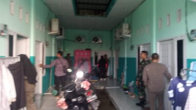 Satpol PP Pontianak pada Sabtu (28/9) melakukan Operasi Non Yustisi atau razia di sejumlah kamar kos. Alhasil, Lima pasangan muda - mudi yang sedang bermesraan diamankan.