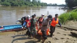 Tim SAR gabungan akhirnya berhasil menemukan jasad seorang penjual sayur yang tenggelam di Sui Kelakik Kecamatan Nanga Pinoh Kabupaten Melawi, Sabtu (28/9). Foto: ist/SAR/tmB