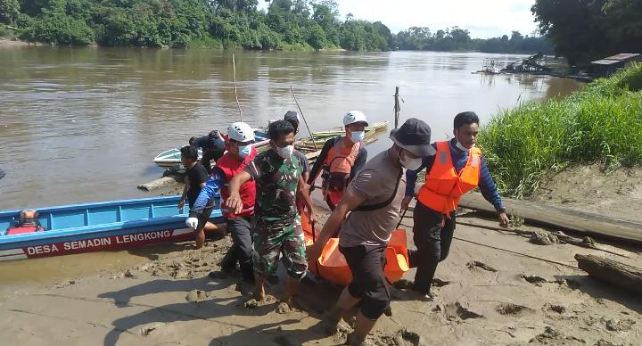 Tim SAR gabungan akhirnya berhasil menemukan jasad seorang penjual sayur yang tenggelam di Sui Kelakik Kecamatan Nanga Pinoh Kabupaten Melawi, Sabtu (28/9). Foto: ist/SAR/tmB