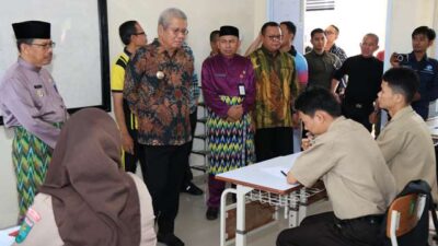 Pj Gubernur Kalbar, Harrison saat meninjau sekolah di SMAN 2 Singkawang dan SMA Negeri 1 Mempawah, Sabtu (28/9). Ia sebutkan bahwa Pemprov Kalbar telah mengalokasikan anggaran untuk beasiswa bagi siswa Kalbar tingkat SLTA dan SMK maupun SLB sebesar Rp169 miliar. Foto: tmB