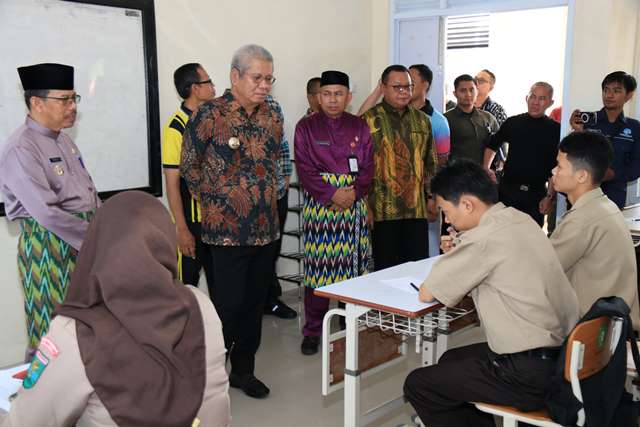 Pj Gubernur Kalbar, Harrison saat meninjau sekolah di SMAN 2 Singkawang dan SMA Negeri 1 Mempawah, Sabtu (28/9). Ia sebutkan bahwa Pemprov Kalbar telah mengalokasikan anggaran untuk beasiswa bagi siswa Kalbar tingkat SLTA dan SMK maupun SLB sebesar Rp169 miliar. Foto: tmB